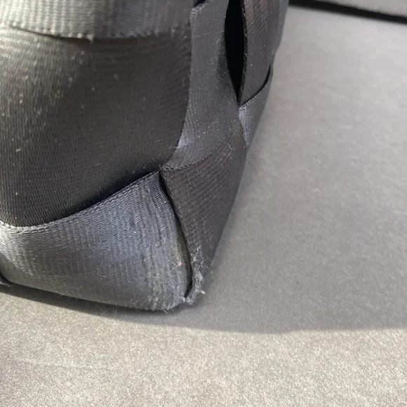 Harvey seatbelt purse Preloved - Picture 8 of 11